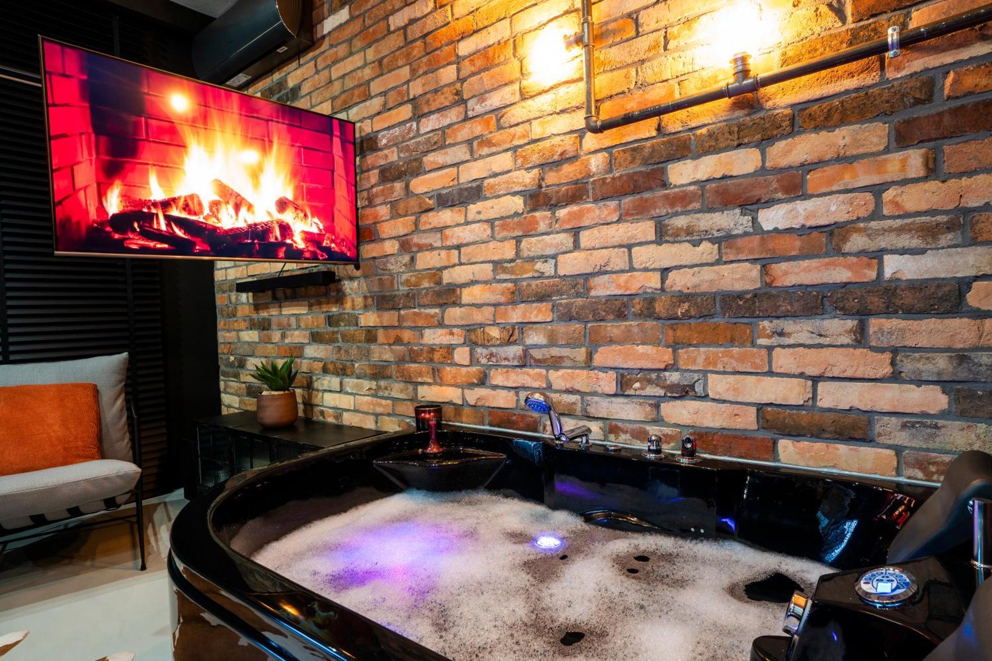 Aparthotel Zator Industrial 58 Jacuzzi Luaran gambar
