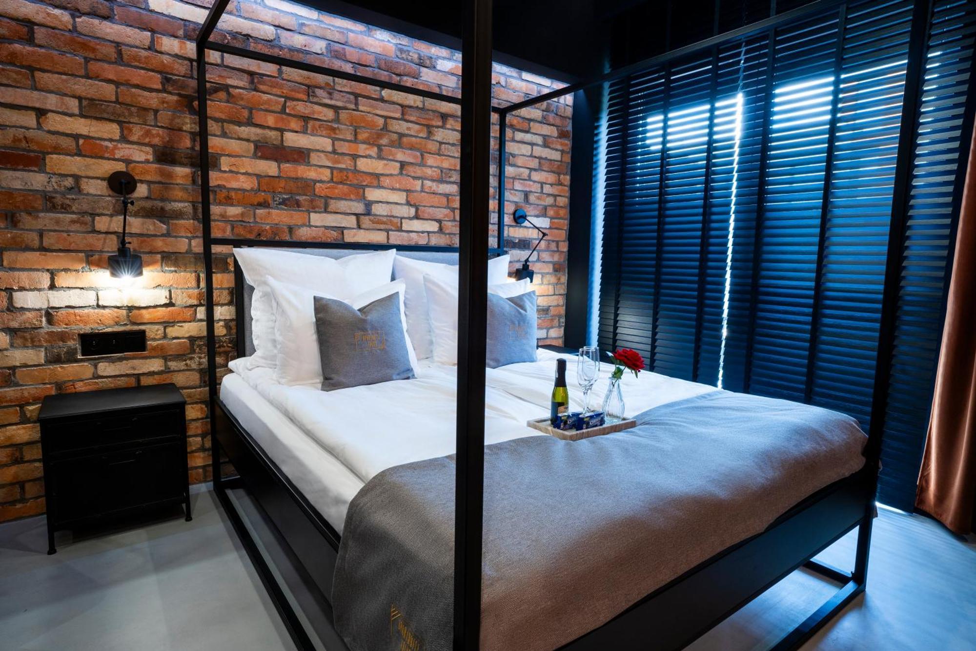 Aparthotel Zator Industrial 58 Jacuzzi Luaran gambar